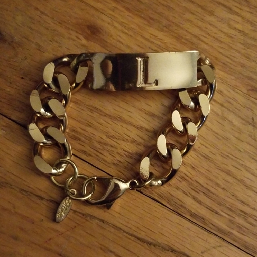 Chain link bracelet with letter L